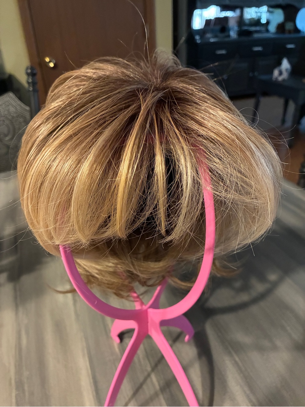 Jon Renau Blonde Layered Short Wig - Natural Golden Blonde. Synthetic. Beautifu. - Picture 3 of 8